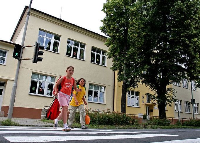 Jídelna Základní školy byla po povodni plná bahna. Obnovu školy spolufinancovala také Evropská unie.