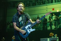 Pearl Jam zrušili pražský koncert, zpěvák Vedder má poškozené hlasivky