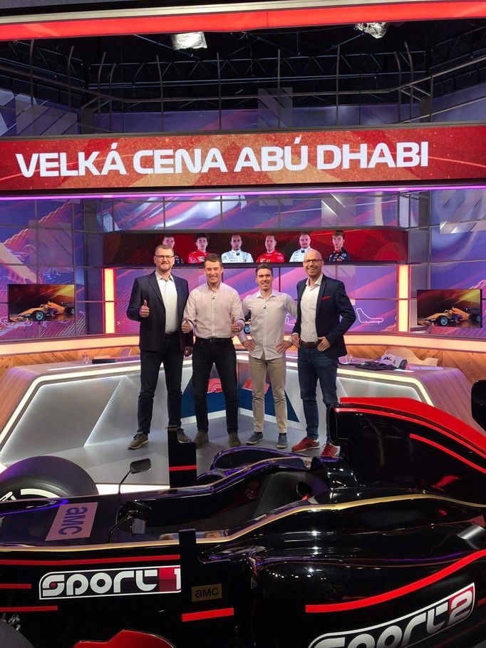 Josef Král (druhý zleva) ve studiu AMC Networks Central Europe pro komentování závodů F1.