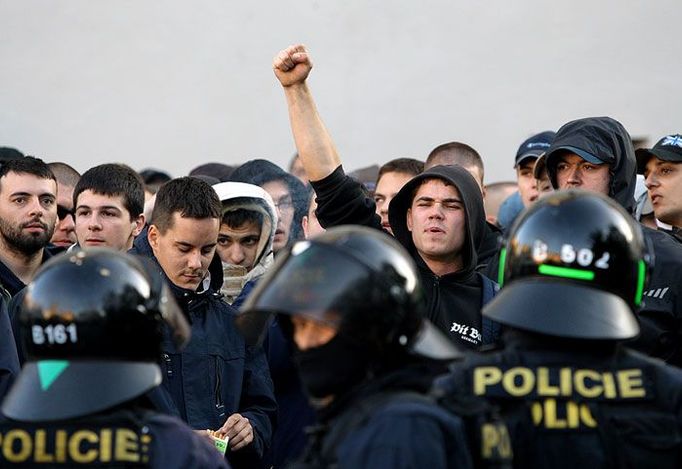 Přibližně 50 výtržníků obklíčil policejní kordon přímo u stěny Staroměstské radnice.