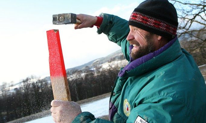 Pořadatel, který si nepřál být jmenován, zatloukal během naší návštěvy trati ve Vesci kolíky a doufal, že se podmínky brzy otočí k lepšímu.