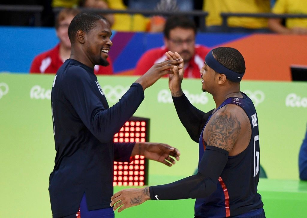 Američtí basketbalisté Kevin Durant a Carmelo Anthony na olympiádě v Riu