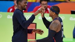 Američtí basketbalisté Kevin Durant a Carmelo Anthony na olympiádě v Riu