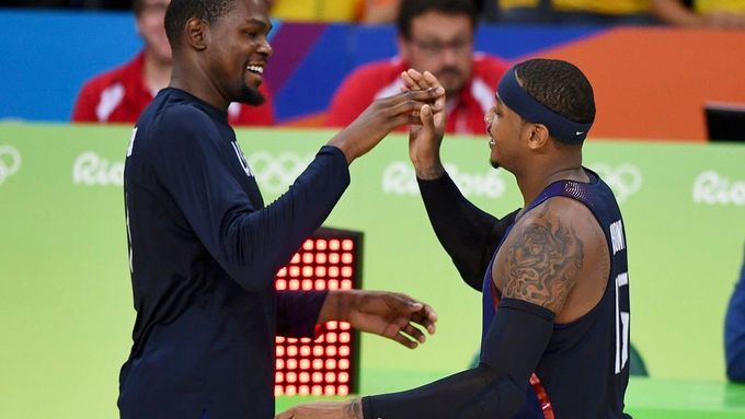 Kevin Durant a Carmelo Anthony slaví olympijské zlato.
