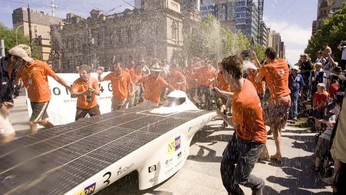 Vítězný tým Nuon Solar oslavuje v cíli v Adelaide vítězství svého solárního vozu Nuna4