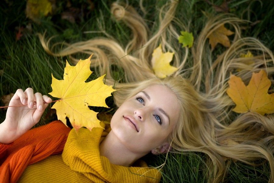 Žena v podzimním listí