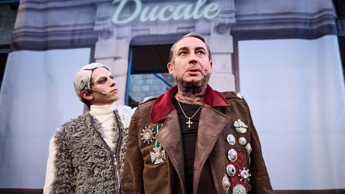 Robert Mikluš jako Othello a Jan Cina v roli našeptávače Jaga v inscenaci Othello.