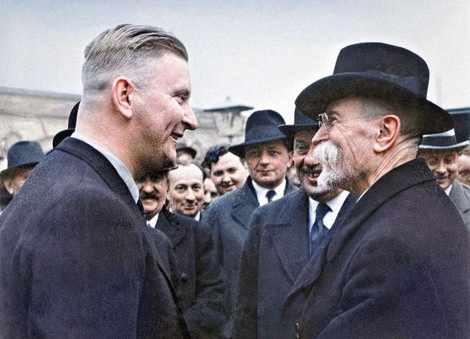 Prezident Tomáš Garrigue Masaryk  s Janem Baťou (vlevo) v roce 1934. Kolorováno