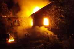 Při hašení požáru chatky v Brně se popálil její majitel