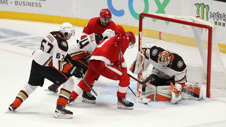 Skvělá premiéra. Brankář Dočkal vychytal při debutu v NHL výhru a stal se hvězdou; Zdroj foto: Reuters
