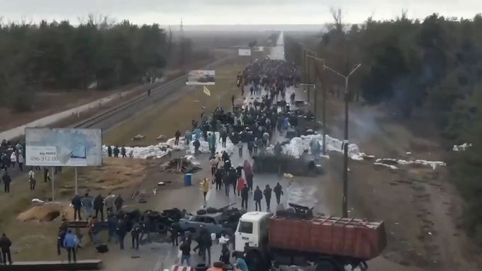 Obyvatelé města Enerhodar na jihu Ukrajiny vyšli blokovat vlastními těly ruský konvoj