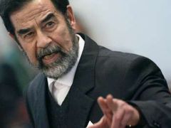 Bývalý irácký prezident Saddám Husajn si v neděli vyslechl rozsudek za vraždy obyvatel městečka Dudžail - trest smrti oběšením