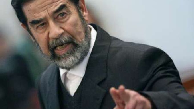 Saddám Husajn soudci při dnešním přelíčení řekl, že by měl kladívkem klepnout sebe do hlavy