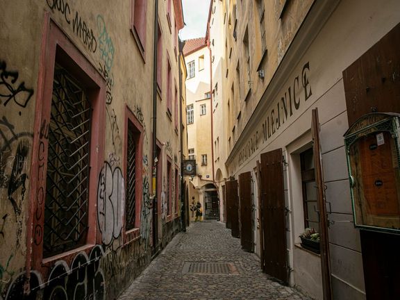 Cesta vás zavede i do typicky středověké uličky Kožná.