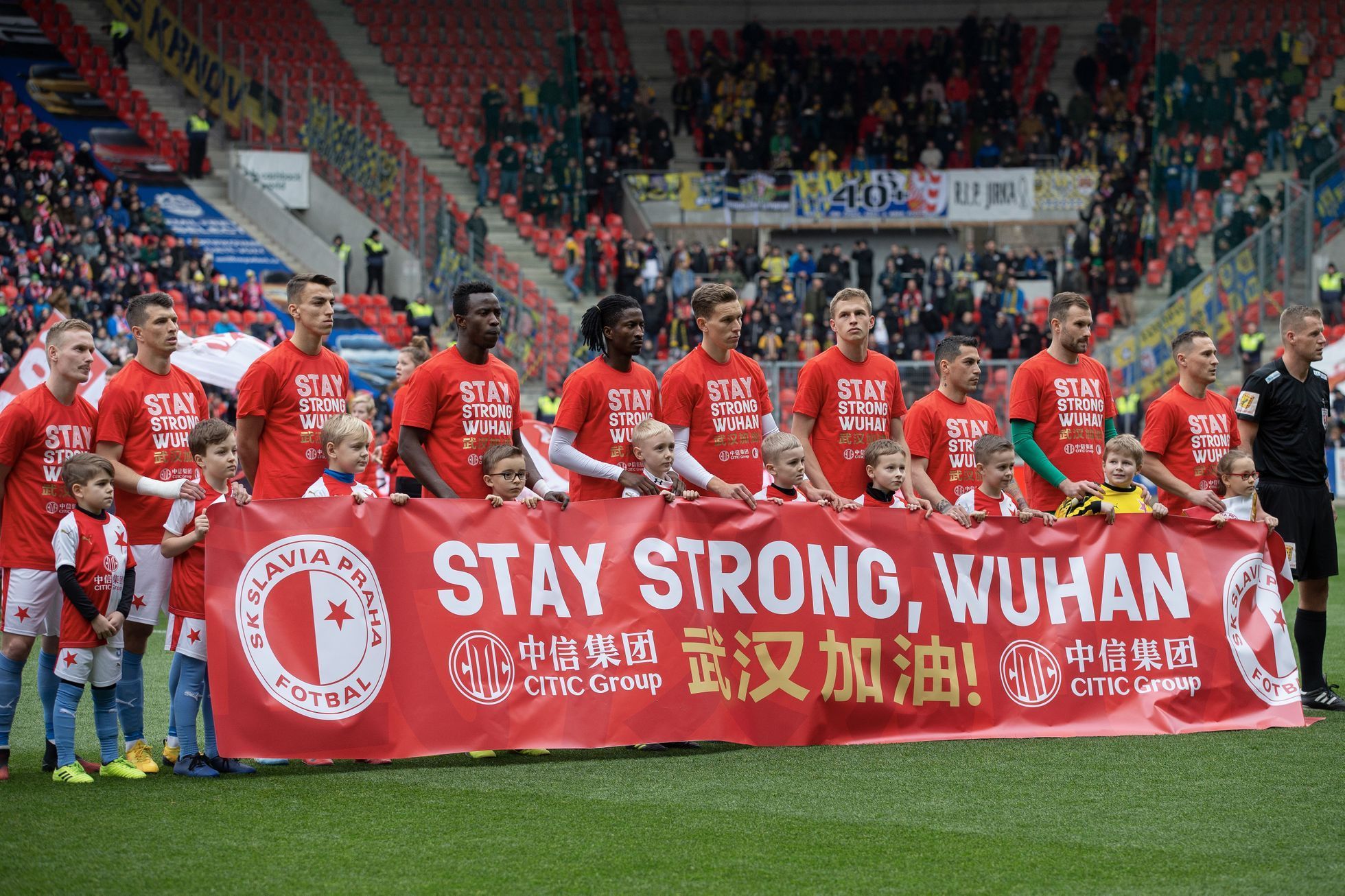 Slavisté vyjádřili solidaritu s lidmi ve Wuchanu postiženém koronavirem před zápasem 22. kola Slavia - Opava