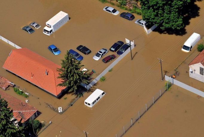 Sever Maďarska. Rozvodněná řeka Sajo zaplavila část obce Felsozsolca.