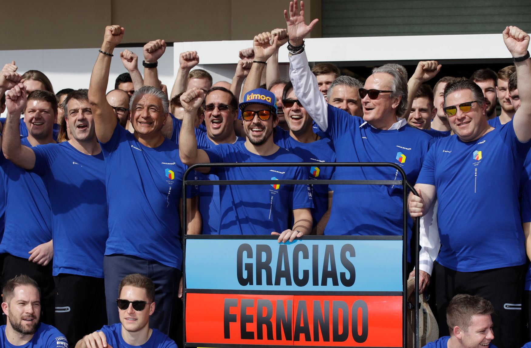 Fernando Alonso se v Abú Zabí spolu s členy týmu McLaren loučí s formulí 1