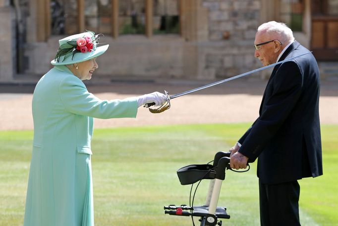 Královna Alžběta II. povýšila britského veterána Toma Moorea do rytířského stavu.