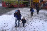 Muž s dítětem na Šaldově náměstí v centru Liberce vypadal ve středu odpoledne spíše jako Šerpa než jako obyvatel stotisícového města v srdci Evropy