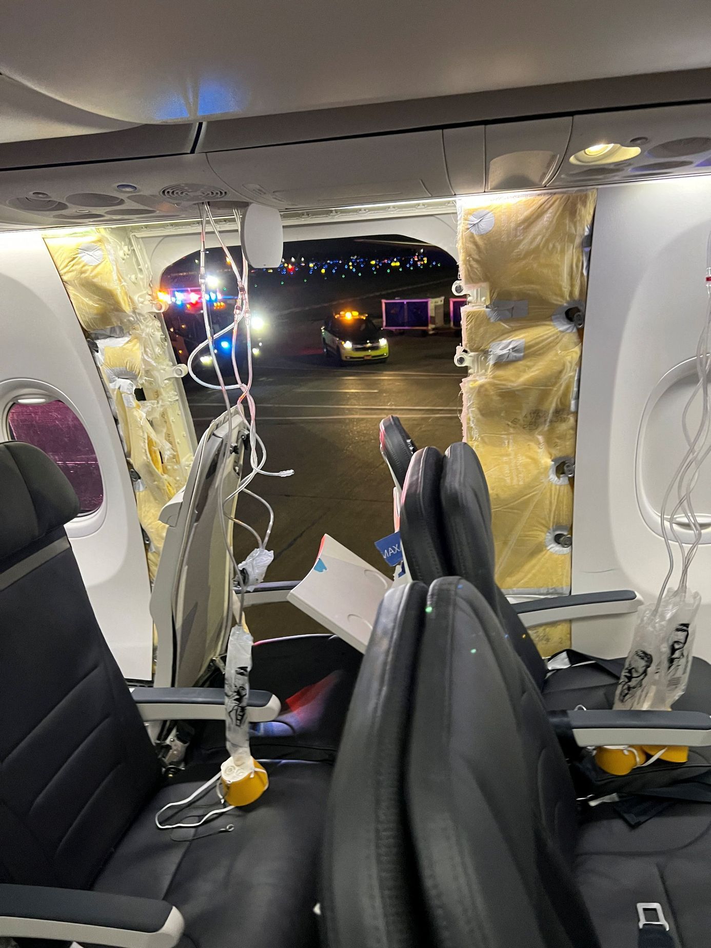 okno letadlo boeing 737-8 Alaska airlines