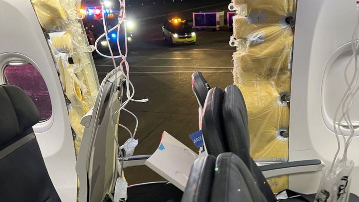 Vyrvaná část trupu i s oknem. Aerolinky kvůli vážnému incidentu stahují nové boeingy