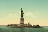 Na jedné straně mrakodrapy a moderní města, na druhé dostavníky brodící se přes řeky, kovbojové, indiáni. Na unikátních fotochromových snímcích z USA se potkávají dvě naprosto rozdílná století. A to nejen v letopočtu, kdy byly fotografie pořízeny (tedy mezi lety 1895-1905), ale i v obrazech, které zachycují. Podívejte se do doby, kdy se měnil svět. Na tomto snímku z roku 1905 je socha Svobody v New Yorku.
