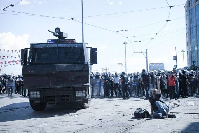 Demonstrace na istanbulském náměstí Taksím očima tureckého fotografa