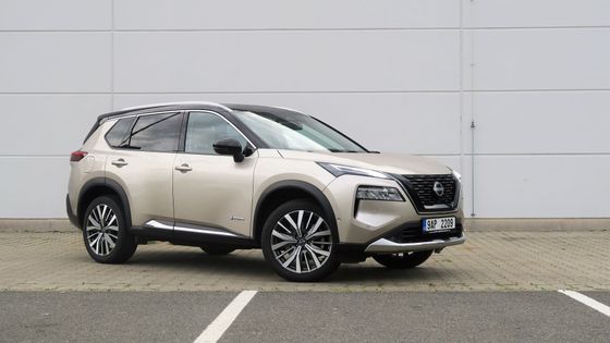 Kdo mi uvěří takové pohodlí? Nissan X-Trail získal hybridním pohonem prémiový komfort