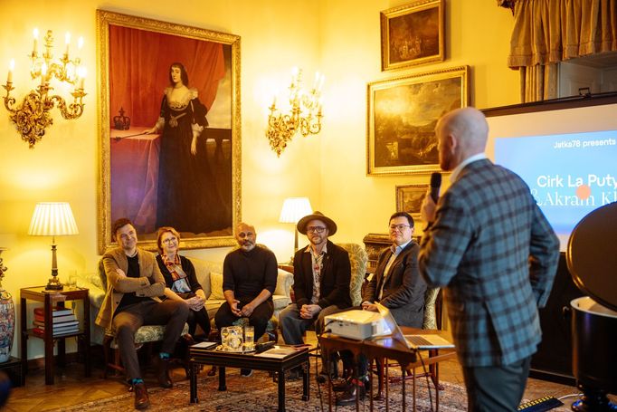 Projekt podpořil britský velvyslanec Matt Field (vpravo). Uprostřed sedí choreograf Akram Khan a principál Cirku La Putyka Rosťa Novák.