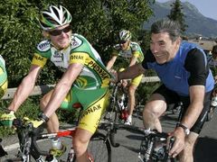 Američan Floyd Landis (vlevo) se připravoval na klíčové etapy Tour de France spolu s fenomenálním Eddy Merckxem.