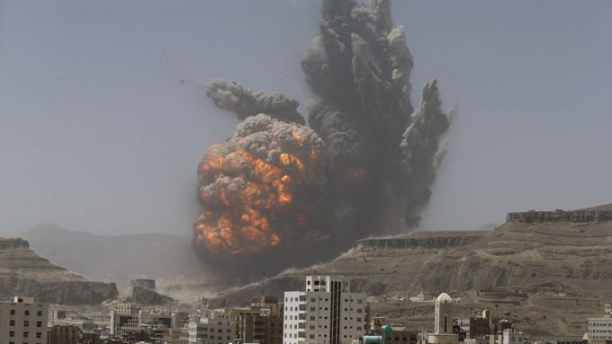 Jeden ze spojeneckých náletů zasáhl v jemenské metropoli Saná muniční sklad.