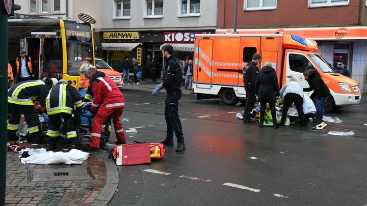 Žena v německém Essenu najela autem na zastávku tramvaje. Zranila dvanáct lidí