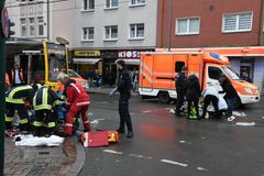 Žena v německém Essenu najela autem na zastávku tramvaje. Zranila dvanáct lidí