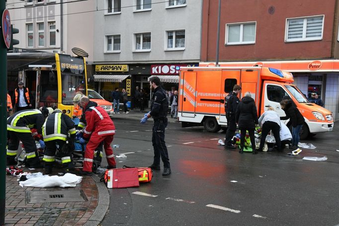 Žena v německém Essenu vjela autem do lidí na tramvajové zastávce.