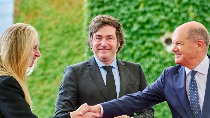 Proti argentinskému Trumpovi protestovali, přijal ho Scholz. Pak jede Milei za Pavlem