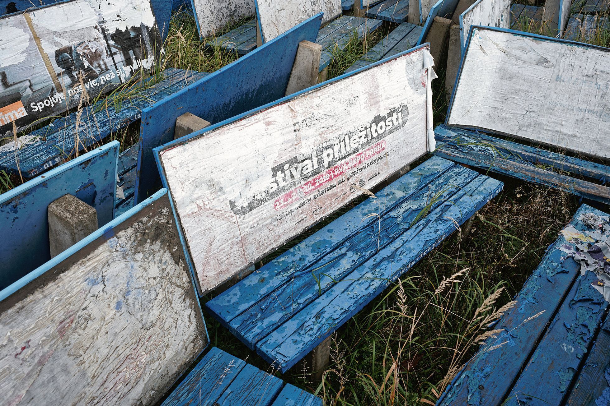 Hřbitov pražských laviček, které měly sloužit jako reklamní poutače (Praha-Libuš, Obrataňská ulice, 2022)