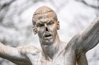Vandalové urazili Zlatanovi nos a prst. Autor sochy prosí, aby toho už nechali