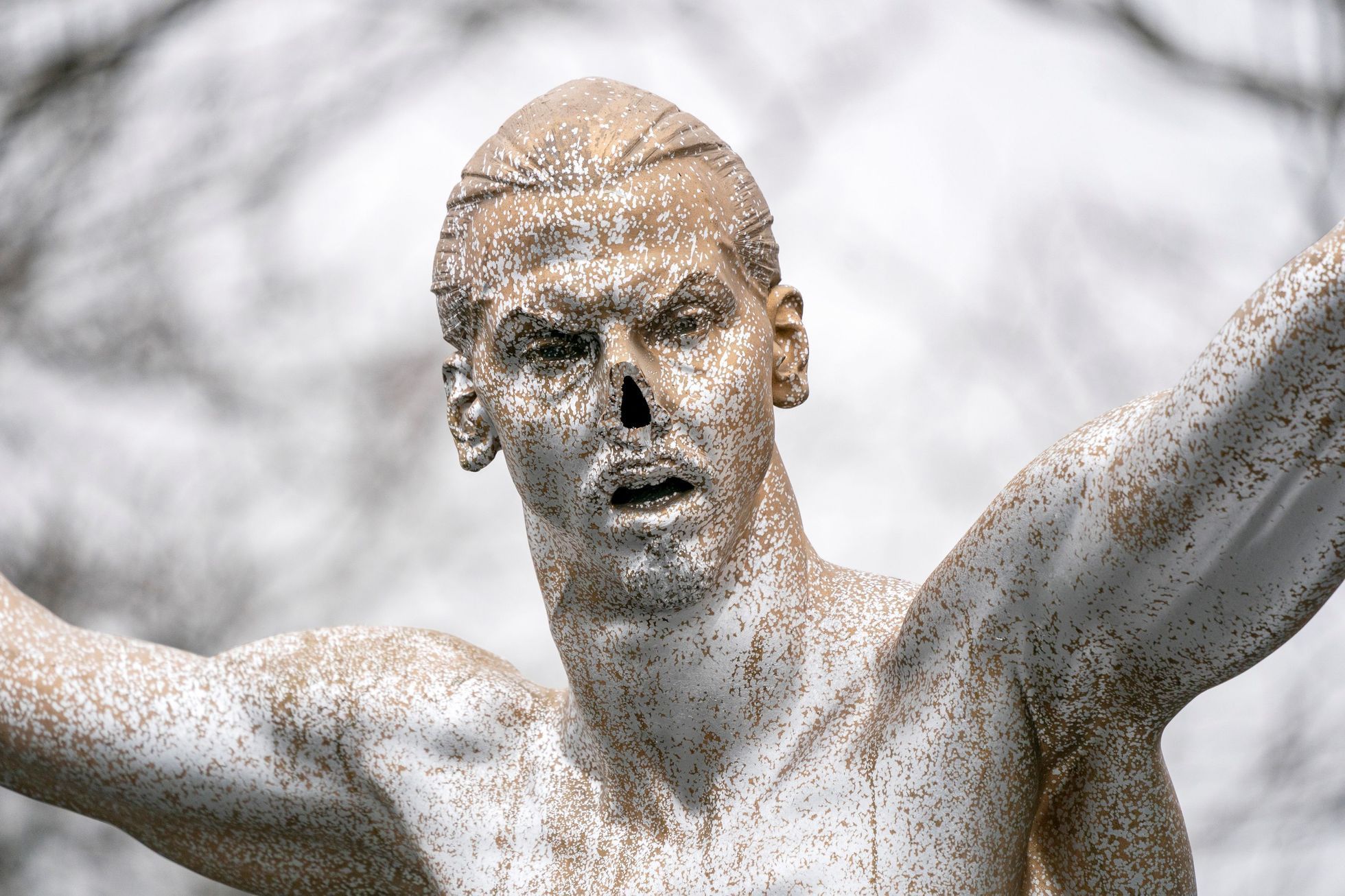 Vandalové ničí sochu Zlatana Ibrahimovice v Malmö