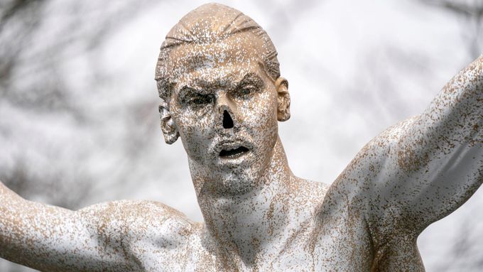 Ibrahimovicova socha zažívá neustálé útrapy.