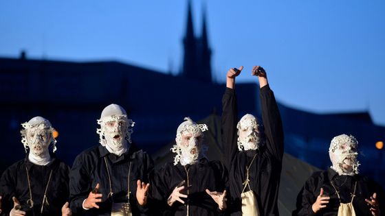 Mimozemšťané při zkoušce divadelního projektu CampQ.