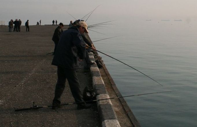 Rybáži v batumském přístavu jen málokdy chytí něco víc, než několik centimetrů velkou rybku