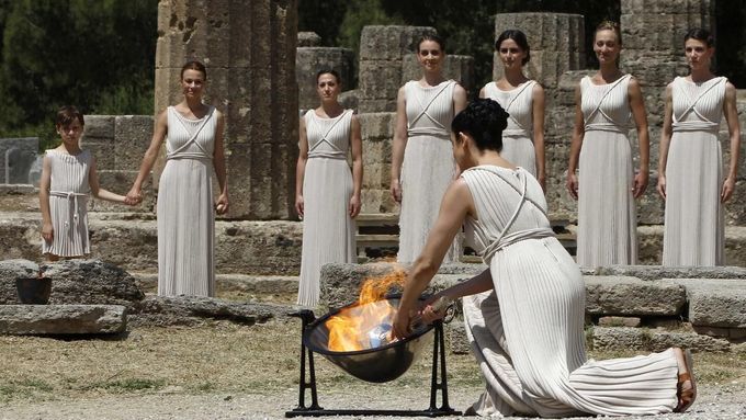 Zapálení olympijského ohně v řecké Olympii pro Hry v Londýně