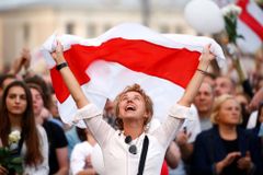 Jedna země, dvě vlajky a dva světy. Proč Bělorusové zaplnili ulice v bílo-červené