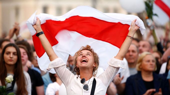 Bělorusové se opět zahalili do bílé a červené, barev původní státní vlajky.