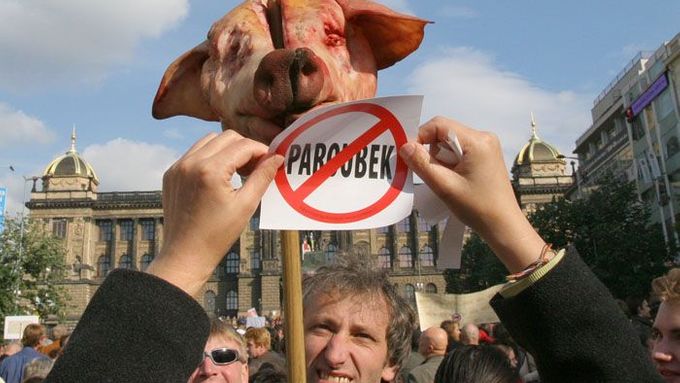 Protiparoubkovská demonstrace: V Praze se sešly tisíce lidí
