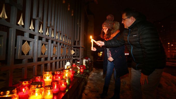 Lidé zapalují svíčky na památku obětem zříceného letadla Tu-154.