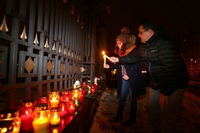 Lidé zapalují svíčky na památku obětem zříceného letadla Tu-154.