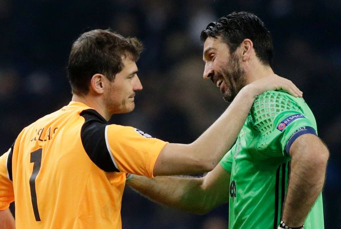 Iker Casillas a Gianluigi Buffon po zápase Porta s Juventusem.