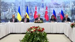 Delegace z Ruska, Ukrajiny a Turecka na setkání v Istanbulu.