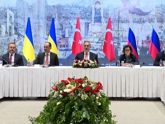 Delegace z Ruska, Ukrajiny a Turecka na setkání v Istanbulu.